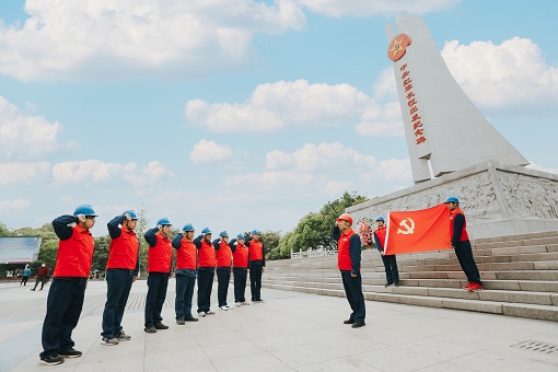 传承红色基因汲取奋进力量</p><p>　　改革创新争当排头勇立潮头