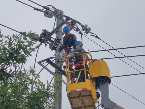 无惧风雨送光明</p><p>　　人民电业为人民