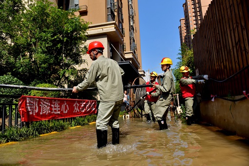 无惧风雨送光明</p><p>　　人民电业为人民